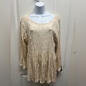 Wonderly women’s tunic. Bell sleeves,lace accents paisley, gold & beige Small